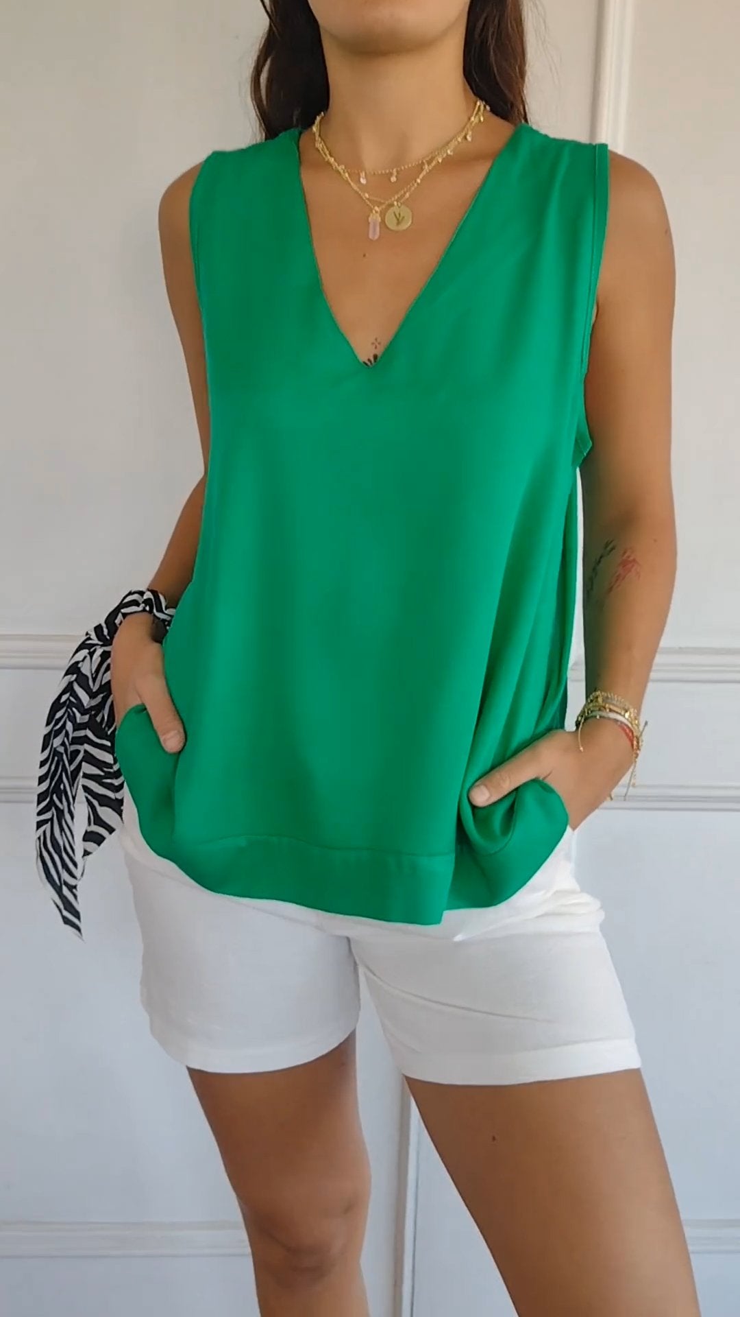 Nellie | Elegant sleeveless top with a V-neck